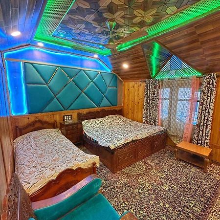 Exotic Young Shreen Houseboat Srīnagar Extérieur photo