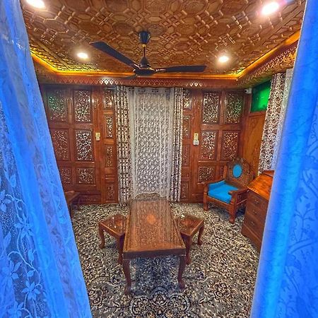 Exotic Young Shreen Houseboat Srīnagar Extérieur photo