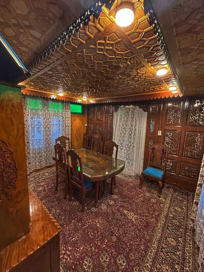 Exotic Young Shreen Houseboat Srīnagar Extérieur photo