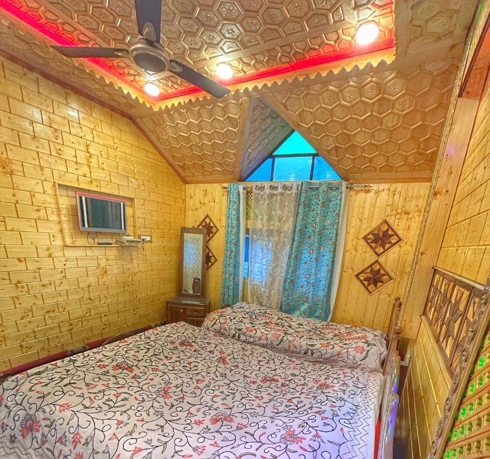 Exotic Young Shreen Houseboat Srīnagar Extérieur photo