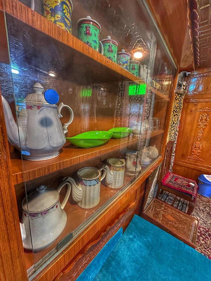 Exotic Young Shreen Houseboat Srīnagar Extérieur photo