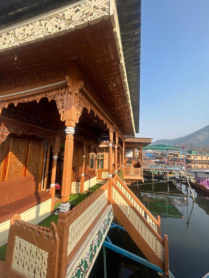 Exotic Young Shreen Houseboat Srīnagar Extérieur photo