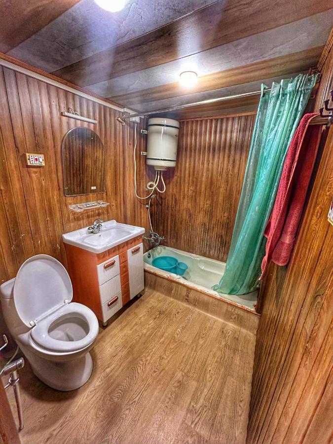 Exotic Young Shreen Houseboat Srīnagar Extérieur photo