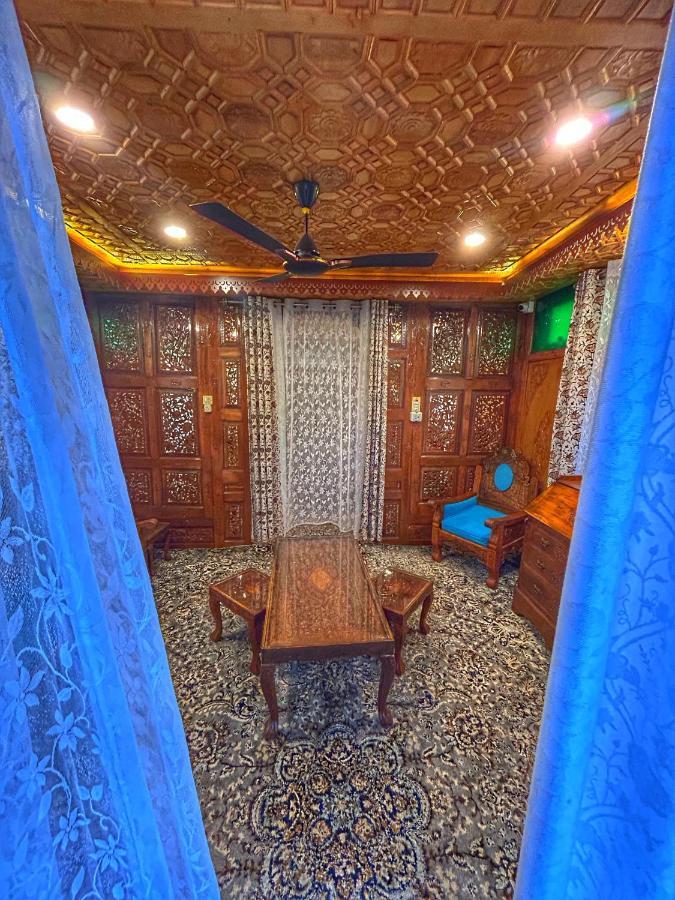 Exotic Young Shreen Houseboat Srīnagar Extérieur photo