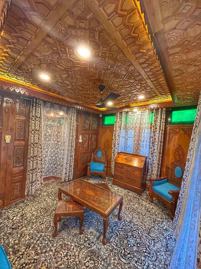 Exotic Young Shreen Houseboat Srīnagar Extérieur photo