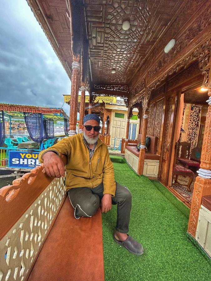 Exotic Young Shreen Houseboat Srīnagar Extérieur photo