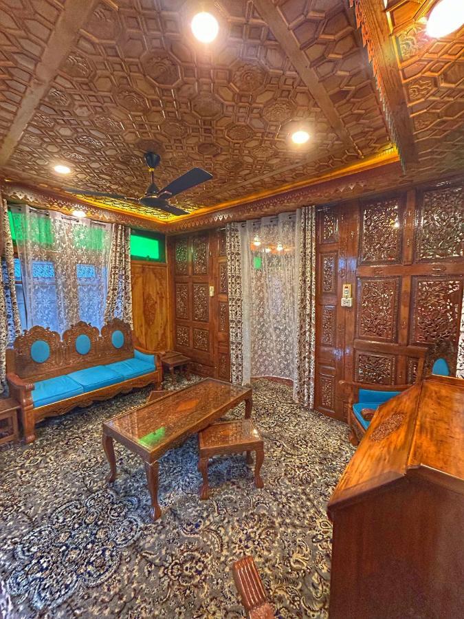 Exotic Young Shreen Houseboat Srīnagar Extérieur photo