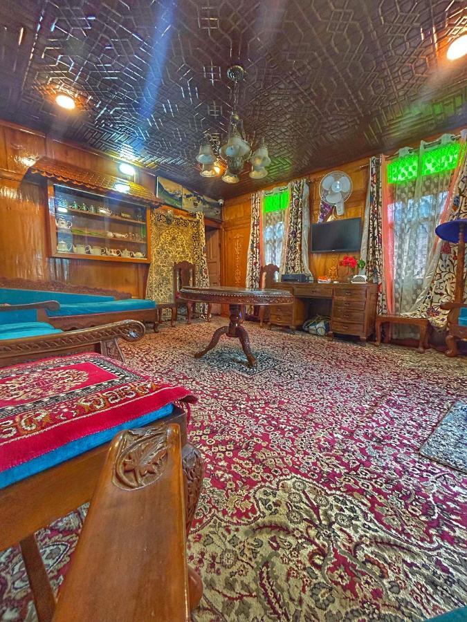 Exotic Young Shreen Houseboat Srīnagar Extérieur photo