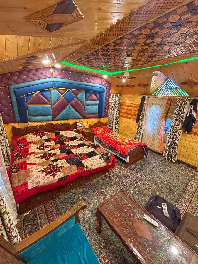 Exotic Young Shreen Houseboat Srīnagar Extérieur photo